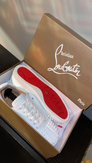 Christian Louboutin - Tja, säljer ett par riktigt feta Christian Louboutin. Riktigt stiliga och lyxiga som utstrålar elegans. Aldrig använda!!! Bara att kontakta mig vid minsta lilla fundering!! Priset går att diskutera om affären går snabbt och smidigt! (Ej orginal därav priset)  