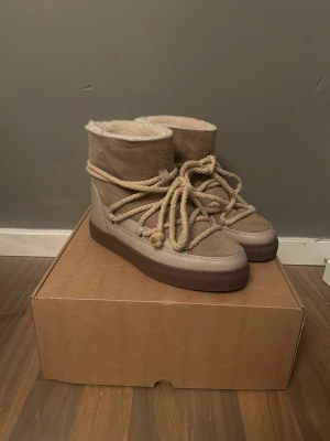 Inuikii - Jag säljer mina helt nya beiga inuikii skor. Säljer då de är för små i storlek och jag ej hann göra retur. Använda endast en gång.