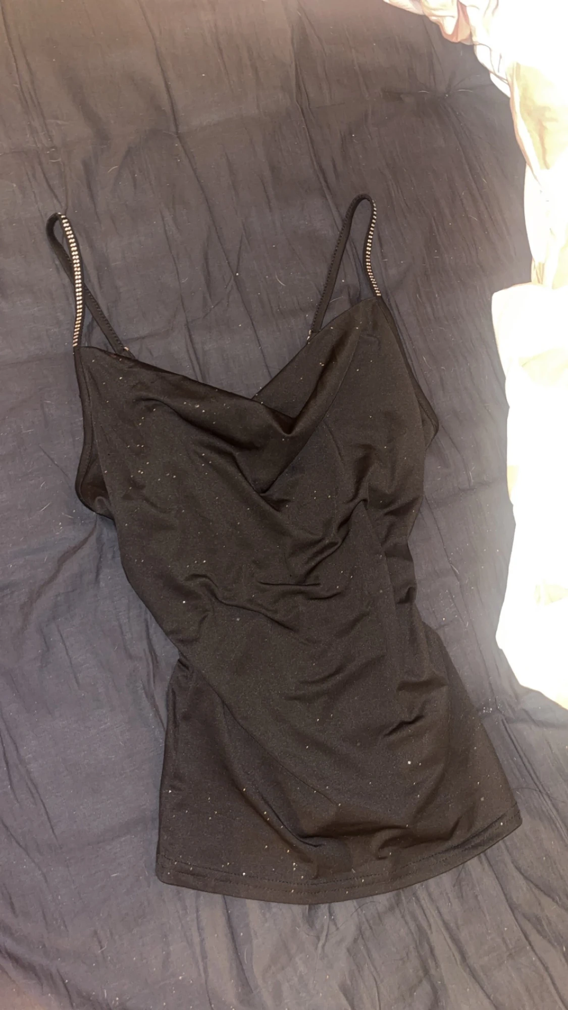 Svart glittrig linnetopp med smala band