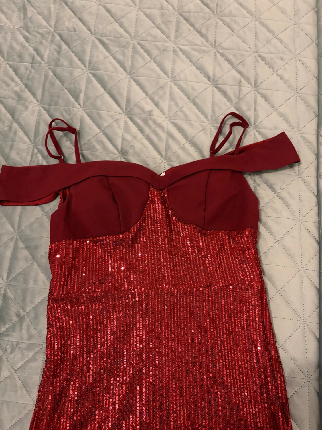 Vinröd glittrig långklänning med axelband - 1