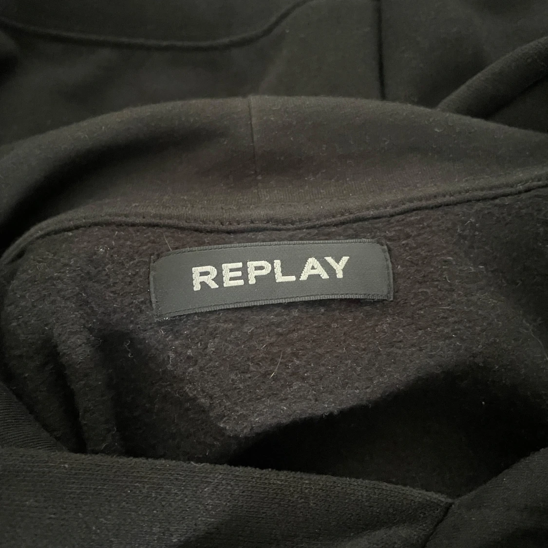 Svart hoodie från Replay  - 2