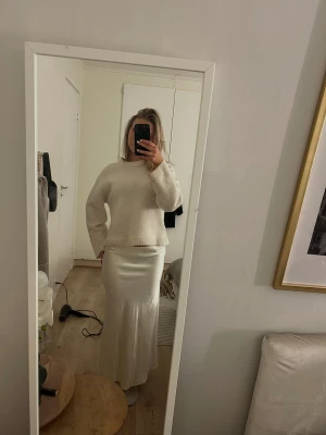 Vit satinkjol i maxilängd - Säljer en lång, vit satinkjol som passar perfekt nu till olika firanden. Nypris:400 