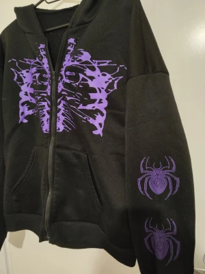 Zip ut hoodie med design - En zip up med en jättefin design, varm och cozy.