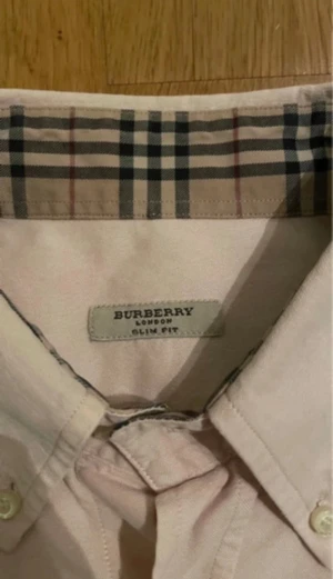 Burberry rosa skjorta - Rosa burberry skjorta i storlek 42, L  Skicka vid frågor   #y2k #grisch #burberry #burberrylondon #finkläder #kostym #rosa