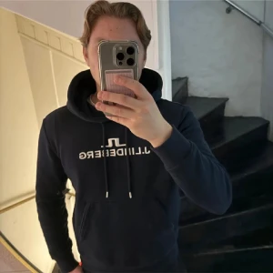 Mörkblå hoodie från J.Lindeberg - Säljer en tvär fet J.Lindeberg hoodie!🍾 | Skick: 7/10 (solblekt men inga defekter) | Nypris: Ca 1500 | Storlek: M (sitter som en S) | Skriv vid funderingar!👍