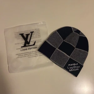 Mörkblå L mössa - Helt ny 