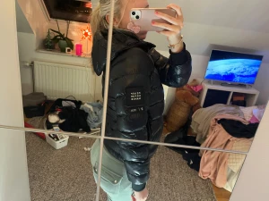 Peak Performance glansig jacka - Snygg jacka har lite defekter syns på bild 3 lite hål och revor) Barnstorlek 150 men passar xxs (pris går att diskutera vid snabb affär)