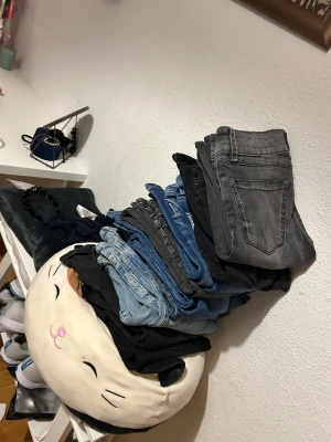 Ingen väst synlig på bilderna -  Hej säljer en, massa olika kläder för att jag håller på och rensar min garderob. Skriv gärna om ni söker någonting 