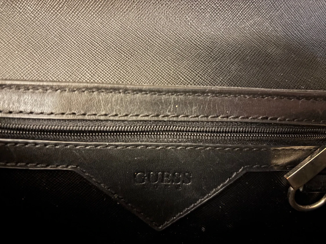 Svart handväska, Guess - 3