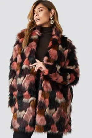 Färgglad pälsjacka från Rut&Circle - Säljer en fluffig och statement pälsjacka från Rut&Circle i storlek M. Jackan har långärmad design och ett mönster i svart, rosa, beige och bruna toner. Materialet är syntetpäls och insidan är fodrad med svart tyg. Nypris 1380 kr.