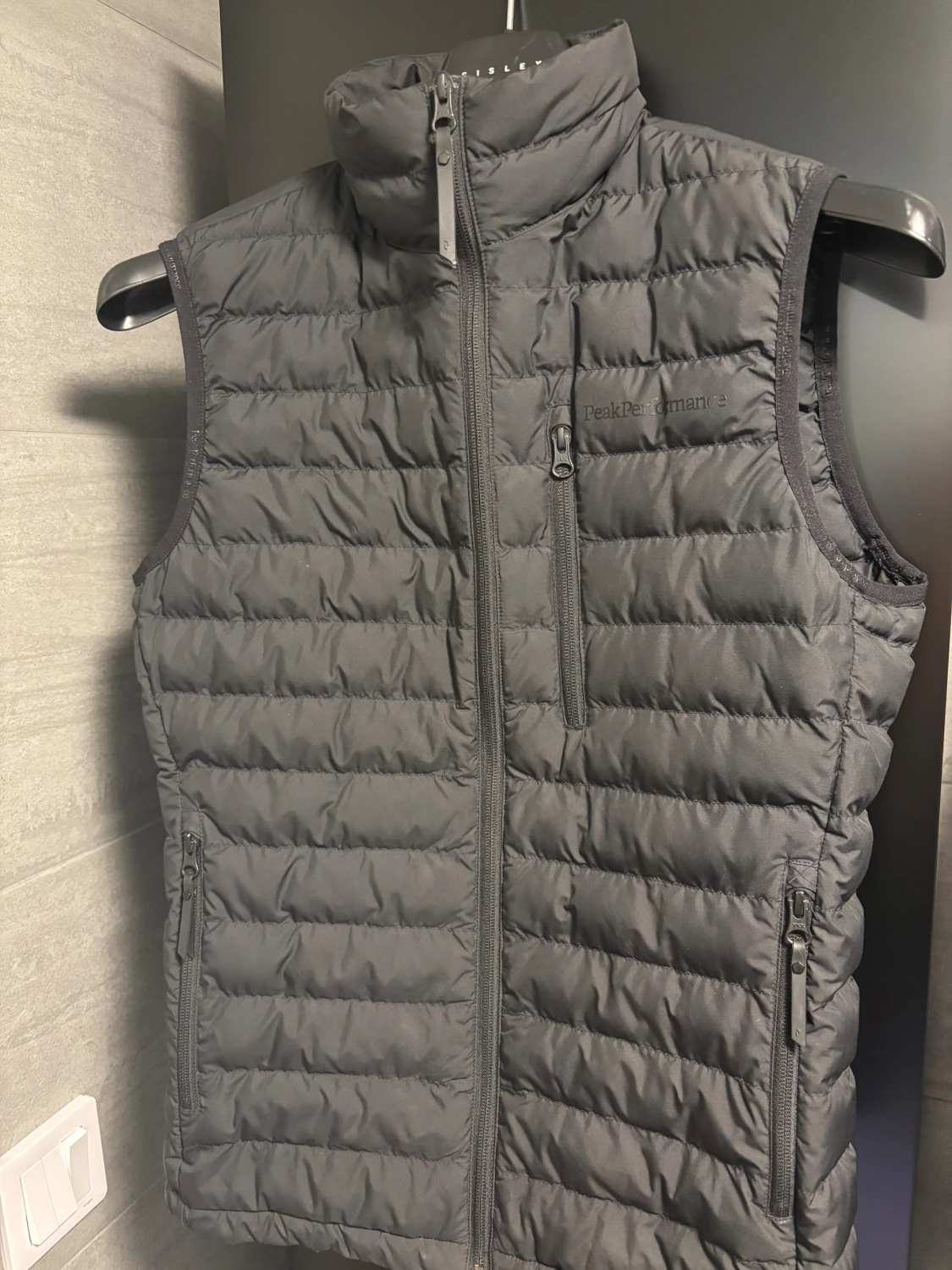 Svart dunväst från Peak Performance