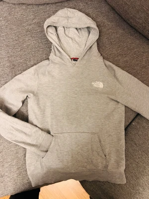 North face hoddie  - En snygg tröja från märket the north face. Frågor och funderingar är ni välkomna att skriva till mig 
