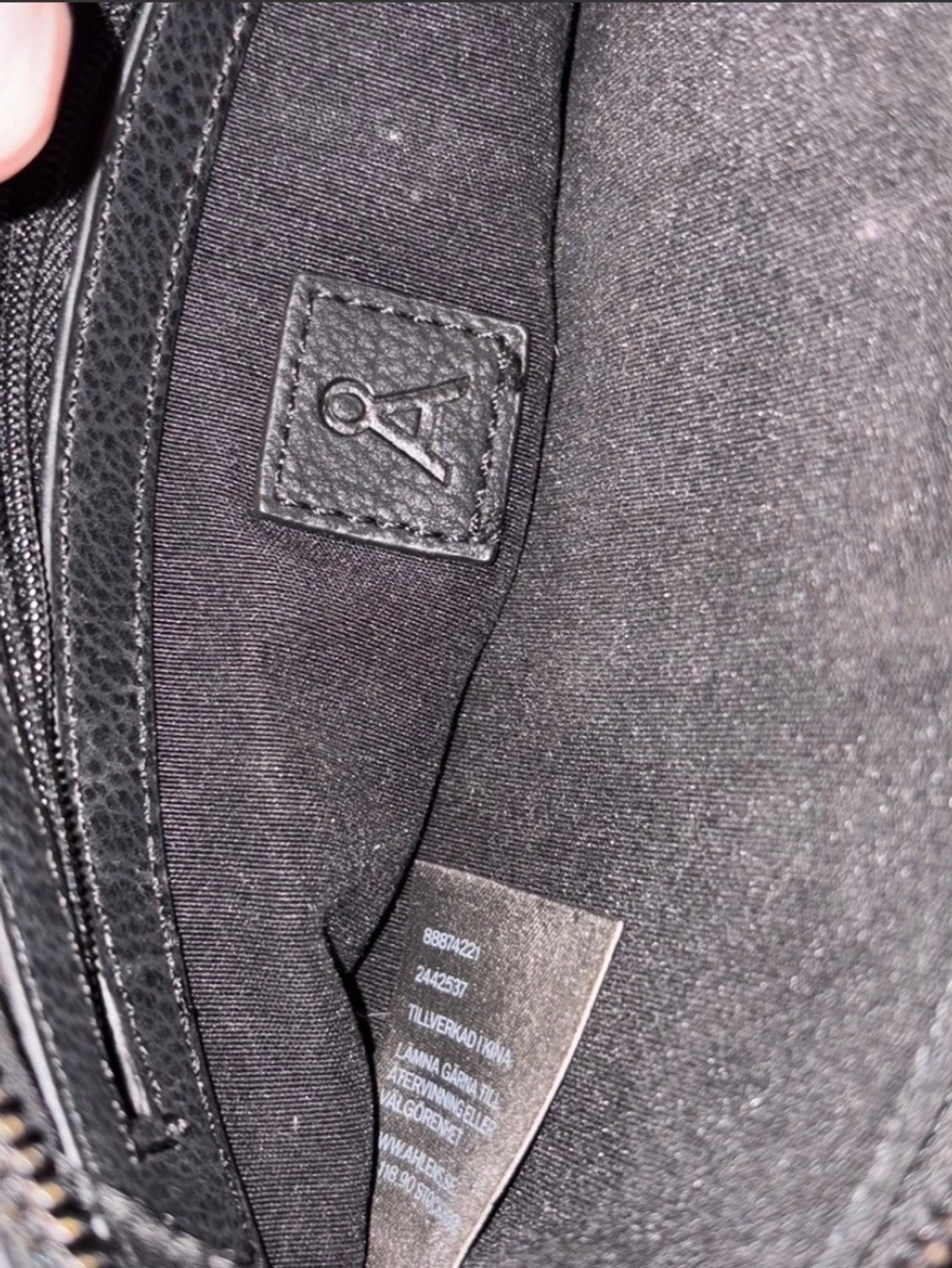 Svart axelväska i skinn från Åhléns - 1