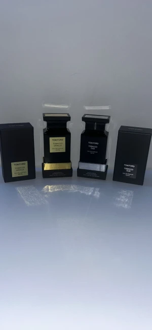 Tom Ford Parfym  - Två helt nya och oanvända.                                  Tom Ford tobacco vanille & Tom Ford Oud Wood.         En för 3000kr två för 5500kr.                               Kom via DM för frågor eller bilder.                                Priset kan diskuteras vid snabbaffär 💨 
