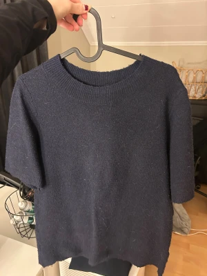 Mörkblå stickad tröja - Jätte fin stickad mörkblå tröja med korta ärmar. 
