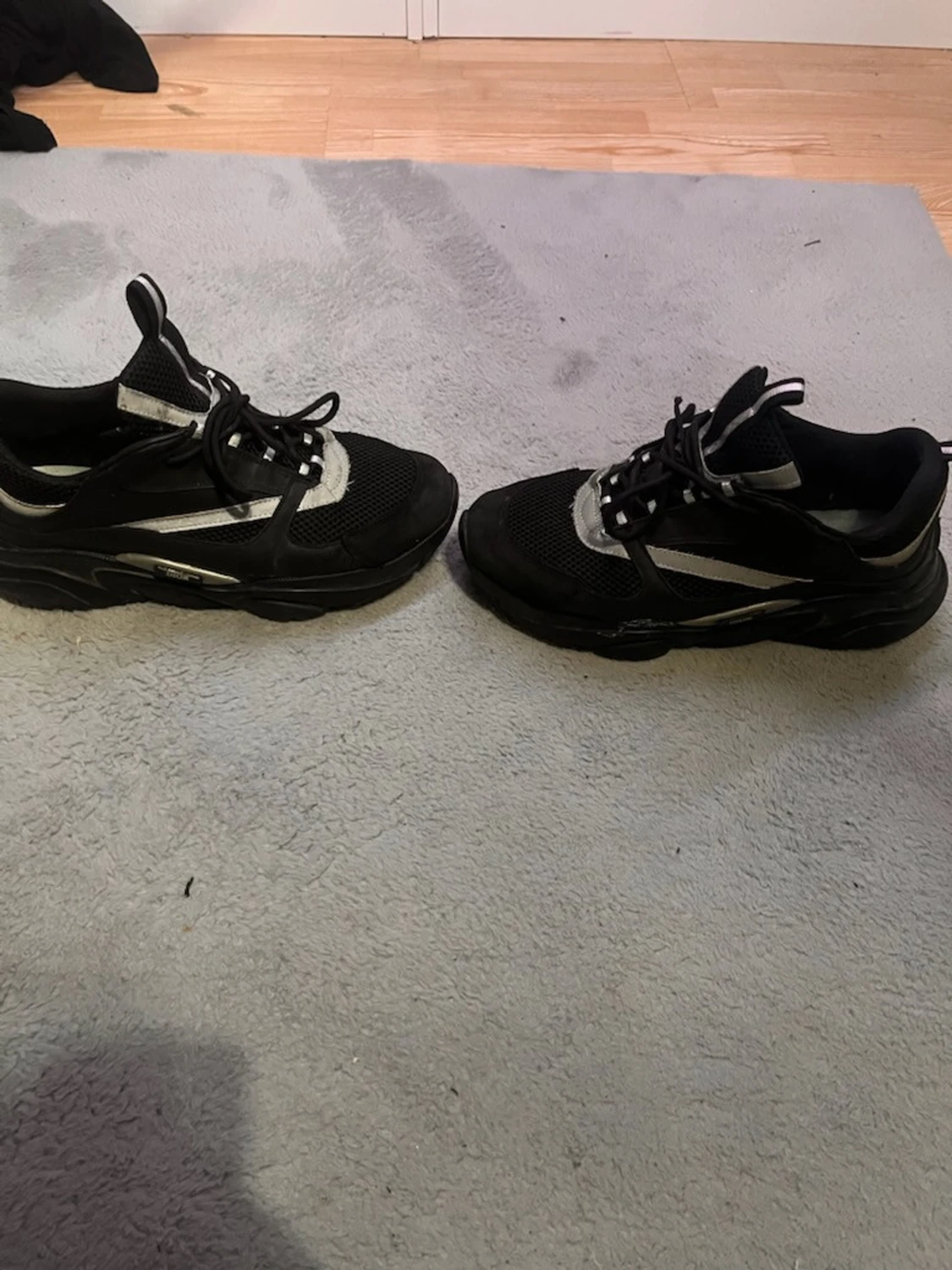 Svarta sneakers med reflexdetaljer - 1