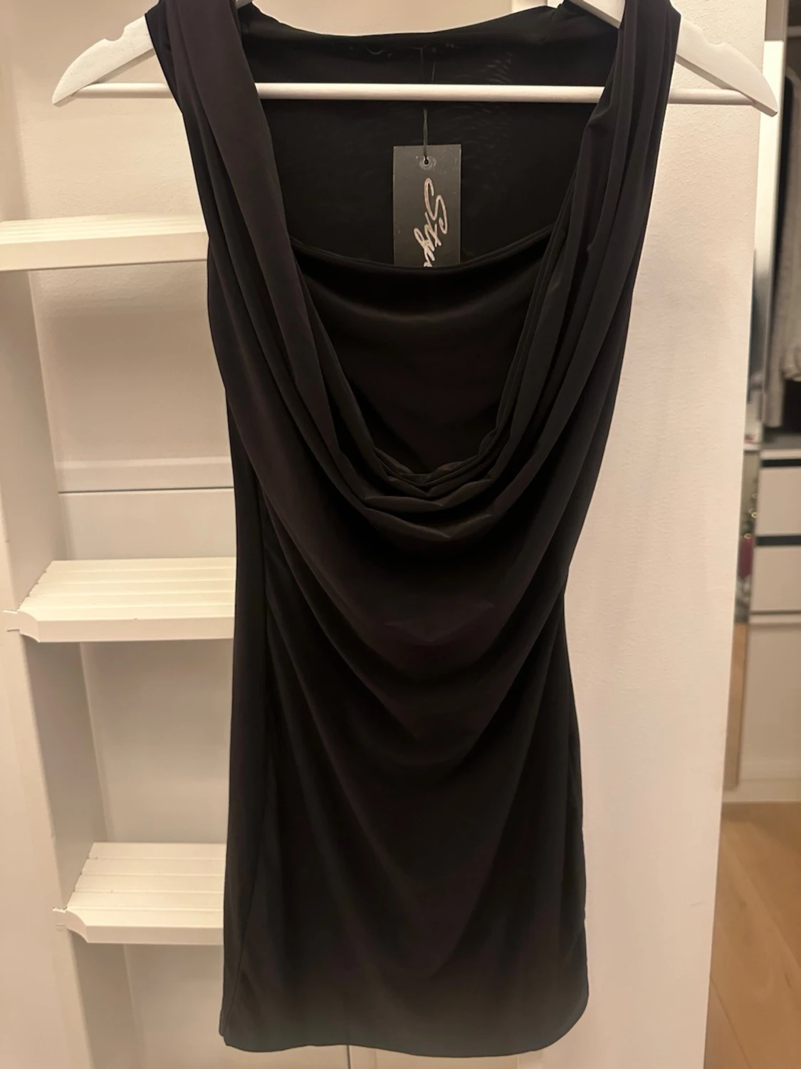 Svart draperad ärmlös klänning 