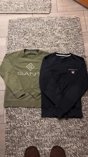 Gant tröjor  - Säljer två lite schysstare Gant tröjar | storlek: blå S grön 158/164| skick 7/10 lite smått urtvättade men perfekt för den som precis börjat utforska djungeln av stockholm/Grisch kläder! Tveka inte ifall ni har någon fundering kring tröjan att höra av dig!    /Filip