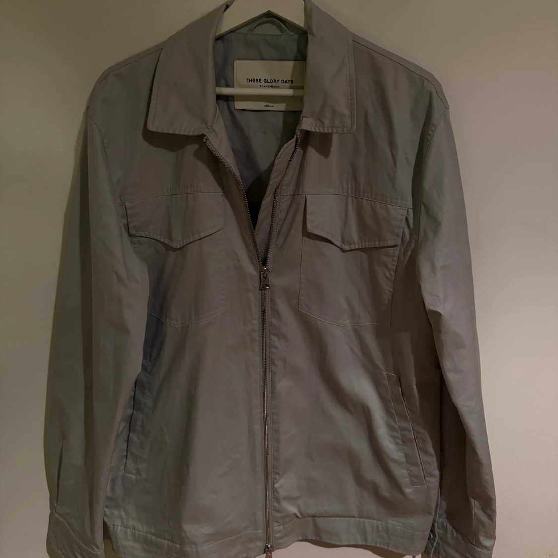 Grå vindjacka från These Glory Days