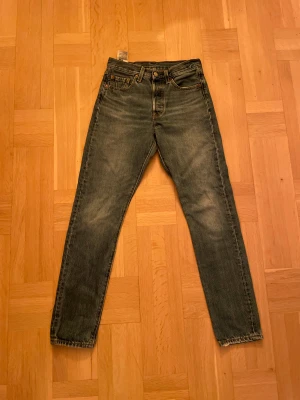 Levi's 501 jeans straight fit - Säljer ett par feta Levi's 501 jeans i straight fit och är tillverkade i 100% bomull. Perfekt för dig som gillar en clean och bekväm look. Hör gåtan av er om ni har några frågor! MVH Tom