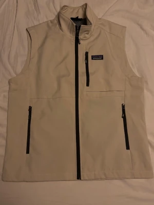 Pantagonia väst - Säljer en riktigt fräsch pantagoni väst | skick 9/10 | strlk L | hör av dig vid fler funderingar. 