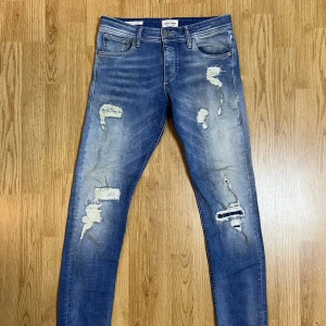 Jack & Jones jeans - Slim jeans i modellen slim Glenn. Passar storleken 30-31W. Helt nya komm med frågor och bud😁