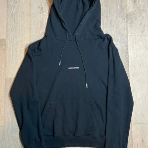 Saint Laurent hoodie - En saint lauren hoodie i bra skick, väldigt stilren hoodie i storlek L