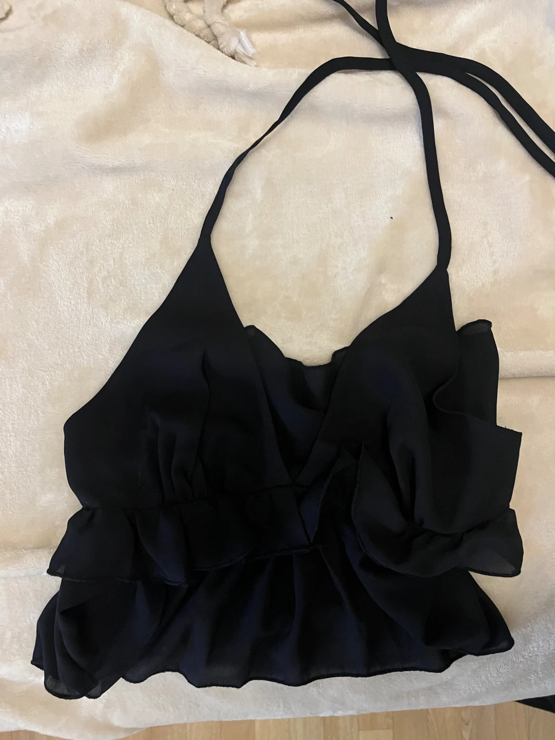 Svart omlott linnetopp med volanger - 1