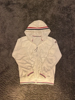 Vit Moncler Cardigan - Längd:69 Bredd:45                                             Fraktar inom en dag 🚚                                      Accepterar prisförslag ✅                                           Skriv om du har frågor