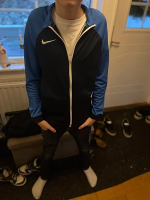 Nike sport zip - Säljer denna sport zipen från Nike! Den är väldigt skön och är ny, endast använd några fåtal gånger!👌