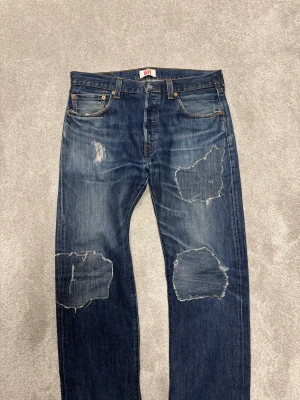 Levi’s patchwork Jeans - Levi’s jeans med patchwork | Modell: 501 | Skick 8/10, bra | Heelscrape (bild 4) |  Nypris ca 2000kr | Mitt pris 599kr | Midjebredd: 45 cm. Ytterbenslängd: 117 cm Benöppning: 21cm | Kom gärna pm vid frågor eller funderingar | Postas eller möts upp i Gävle!