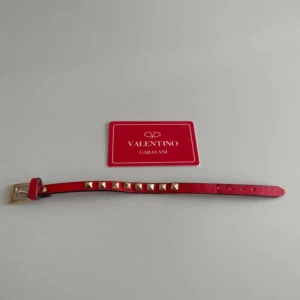 Valentino Armband - Nu säljs ett fräscht Rött Valentino Armband 🔴            En lyxig accessoar som får dig sticka ut, (Orginala Valentino kort medföljer). Tveka inte att skriva! 