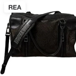 SÖKERRR!!!! 🐆  - Söker en leopardmönstrad väska från Zadig 😍💌✨🐆.  Betalar max 1500 kr 💸. Hör av er om ni har nåt 😻😻😻. Vilken som helst av dessa modeller funkar men skulle föredra den större.