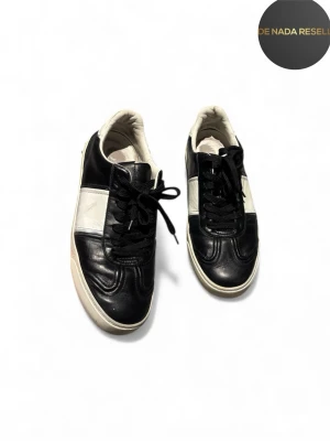 Valentino Flycrew - Säljer nu ett par feta Valentino Flycrew! Fint skick förutom dem saknar 1 bit på vardera sko. Endast skorna följer med. Nypris ligger på 6200kr mitt pris 1490! Hör av er vid frågor eller funderingar!✌️🙌💸