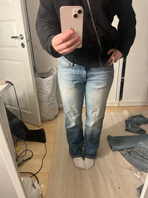 Blå raka lågmidjade jeans från weekday - Bra skick, inte använda så mycket, waist 29, längd 32