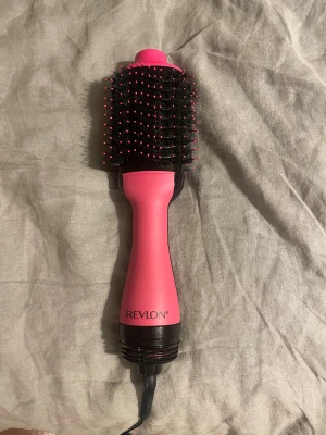 Revlon värmeborste - Jättefint skick, har möjligtvis orginalboxen hemma! Nypris: 600kr🤍🤍