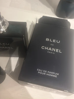 Bleu de Chanel Eau de Parfum - Stilren och ikonisk herrparfym från Chanel. Eau de Parfum-variant, perfekt för dig som vill ha en klassisk och modern doft i din samling. Snygg flaska och lyxig känsla, passar dig som gillar exklusiva märken.
