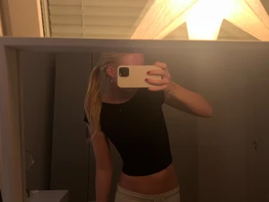 Svart topp med öppen rygg  - svart topp från subdued med öppen rygg!🖤