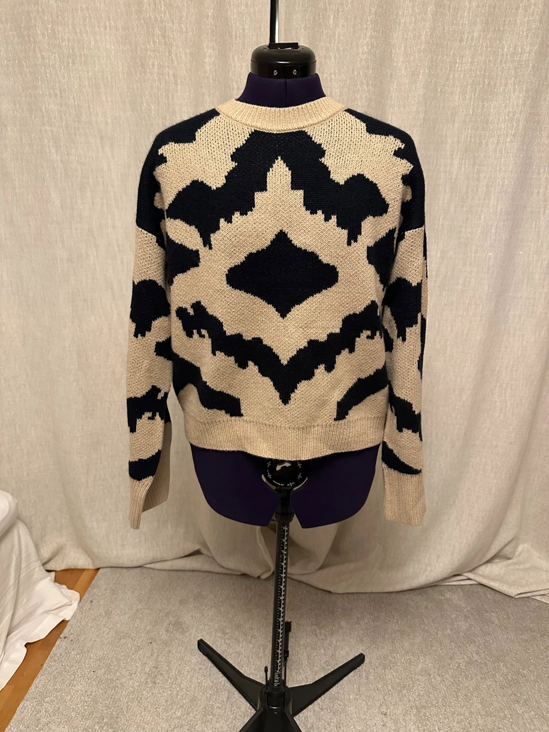 Beige och svart stickad tröja