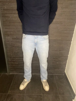 Ljusblå Lee jeans - Säljer ett par ljusblå jeans från Lee med snygga sömmar och detaljer i gult. Jeansen är nässlan aldrig använda och är därför i nyskick! Nypris: ca 1100kr