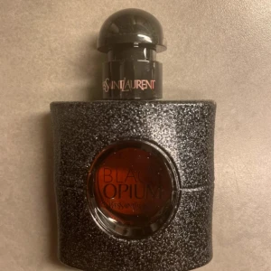 YSL Black Opium parfym - Black Opium från Yves Saint Laurent – en ikonisk parfym i snygg, glittrig flaska. Perfekt för dig som vill sticka ut och addera en lyxig touch till din stil