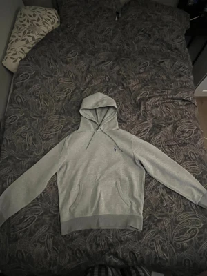  Ralph lauren hoodie  - Säljer en grå hoodie som är från Ralph lauren, den är perfekt för dessa lite kyligare dagar, Storleken är M 
