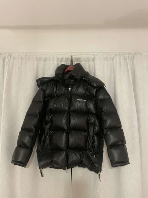 Svart pufferjacka Axel Arigato M - Säljer en svart pufferjacka från Axel Arigato i storlek M. Den har varit varsamt använd och har därav inga skador, fläckar eller defekter utan är i otroligt fint skick. 