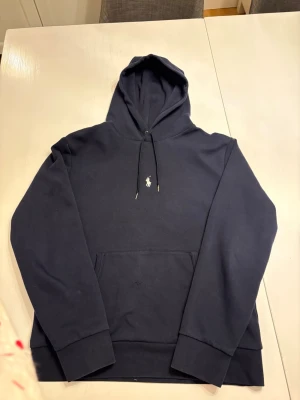 Ralph lauren hoodie - Väldigt fin och bra skick i tröjan ,kom med förslag .kan kanske vara med på byte beroende på vad som erbjuds,kom med frågor 