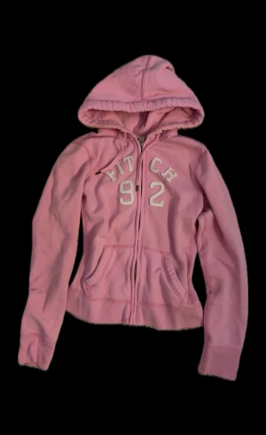 Abercrombie&fitch zip up - Säljer denna jätte fina abercrombie tröjan i väldigt bra skick!! Tröjan är lite nopprig inuti som visas på bilden💗 annars jätte mysigt material och sitter väldigt bra!!