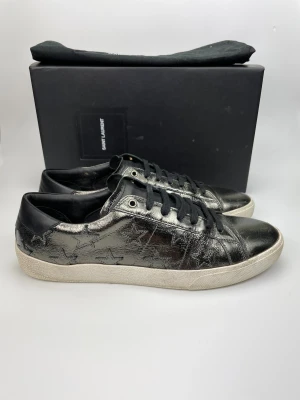 Saint Laurent skor  - December REA! Hej, säljer nu dessa svin snygga ysl skor. Skorna är i nyskick skick! Begränsat antal boxar och dustbag. Hör av dig vid frågor. 