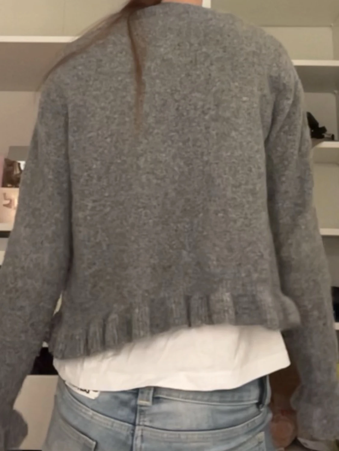 Grå kofta med volangkant  - 4