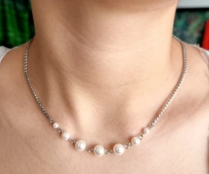 Stilfullt halsband  - Material-rostfritt stål. Liknande Maria Nilsdotters smycke.✏️Beteckningen för rostfritt stål – 201 – en lägre klass, kan reagera snabbare med vatten, parfymer och oxidera.