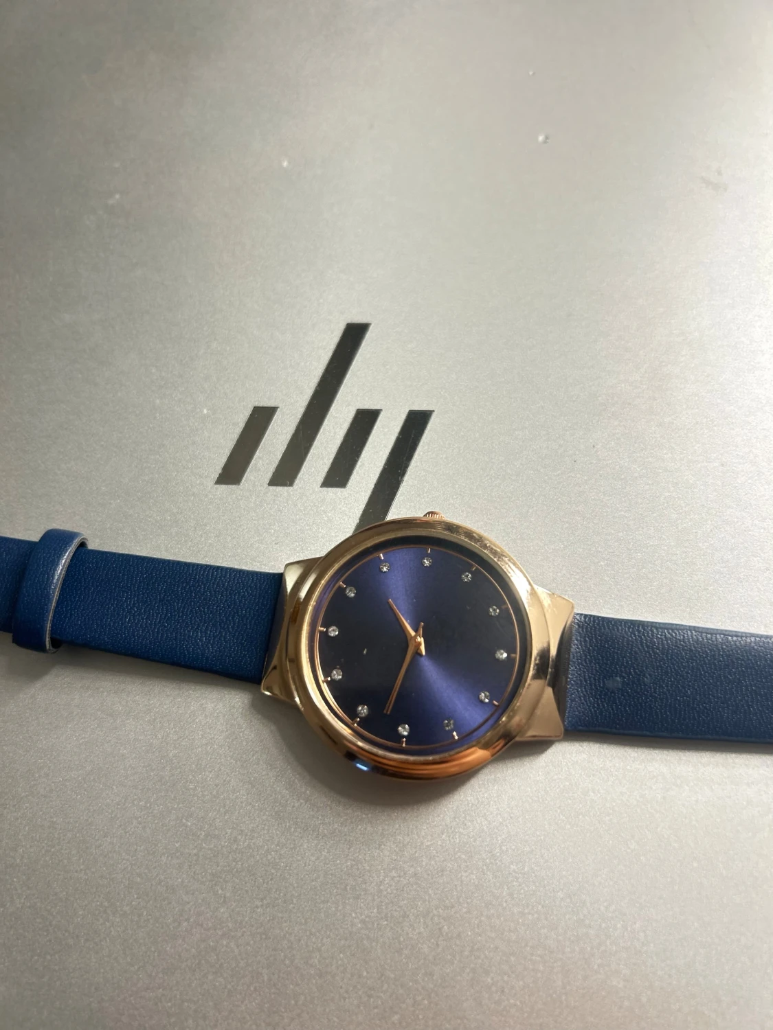 Blå klocka med guldfärgad boett - 6