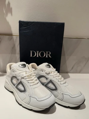 Dior b30 - Tja, säljer dessa riktigt feta Dior b30, Skicket är väldigt bra, bara använda ett fåtal gånger! Kvitto, box och tags medföljer vid köp✅ dem är i storlek 47, passar möjligtvis 46😁 Hör gärna av dig om du är intresserad!